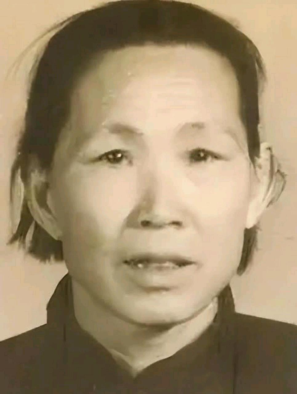 1950年，解放军连长转业回家，可在登上火车的时候，他却发现一个衣衫褴褛的女乞丐