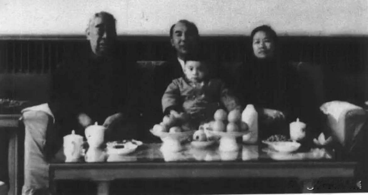 1980年4月，上海，原济南军区副司令员杨国夫中将与日本友人高桥谦吉等合影。杨国