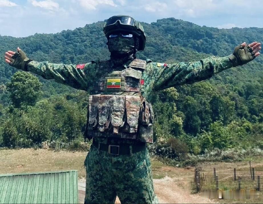 这个缅北武装士兵的携行具为什么那么眼熟呢！
原来是星空迷彩啊？他们是怎么得到的，