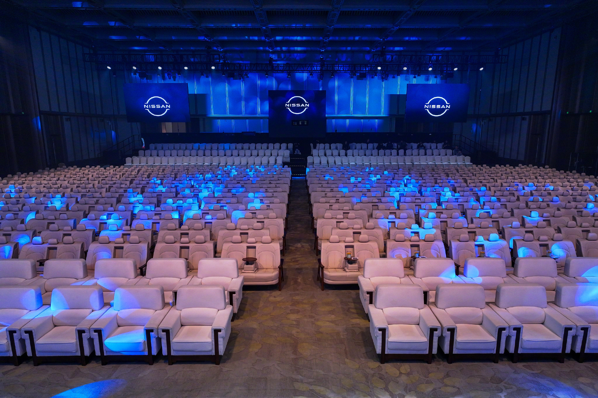 百万级后排大沙发东风日产N6  车圈 “沙发厂” 不装了！发布会摆几百张双人沙发