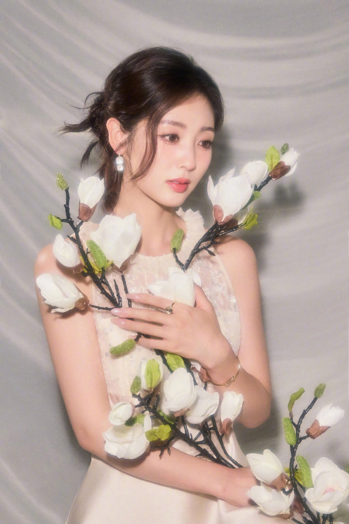 邢菲白玉兰具像化了 邢菲白玉兰红毯造型玉兰花作伴，白纱衬佳人，邢菲白玉兰造型清雅