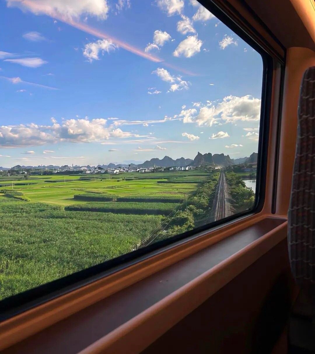 𝙂𝙤 𝙝𝙤𝙢𝙚 🚄 ： 如果车窗会说话，它一定记录了很多人的故事。