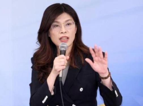 台湾女生三句话，直接把郑丽文的逻辑怼得稀碎！第一，港澳回归的时候，没让当地人投票