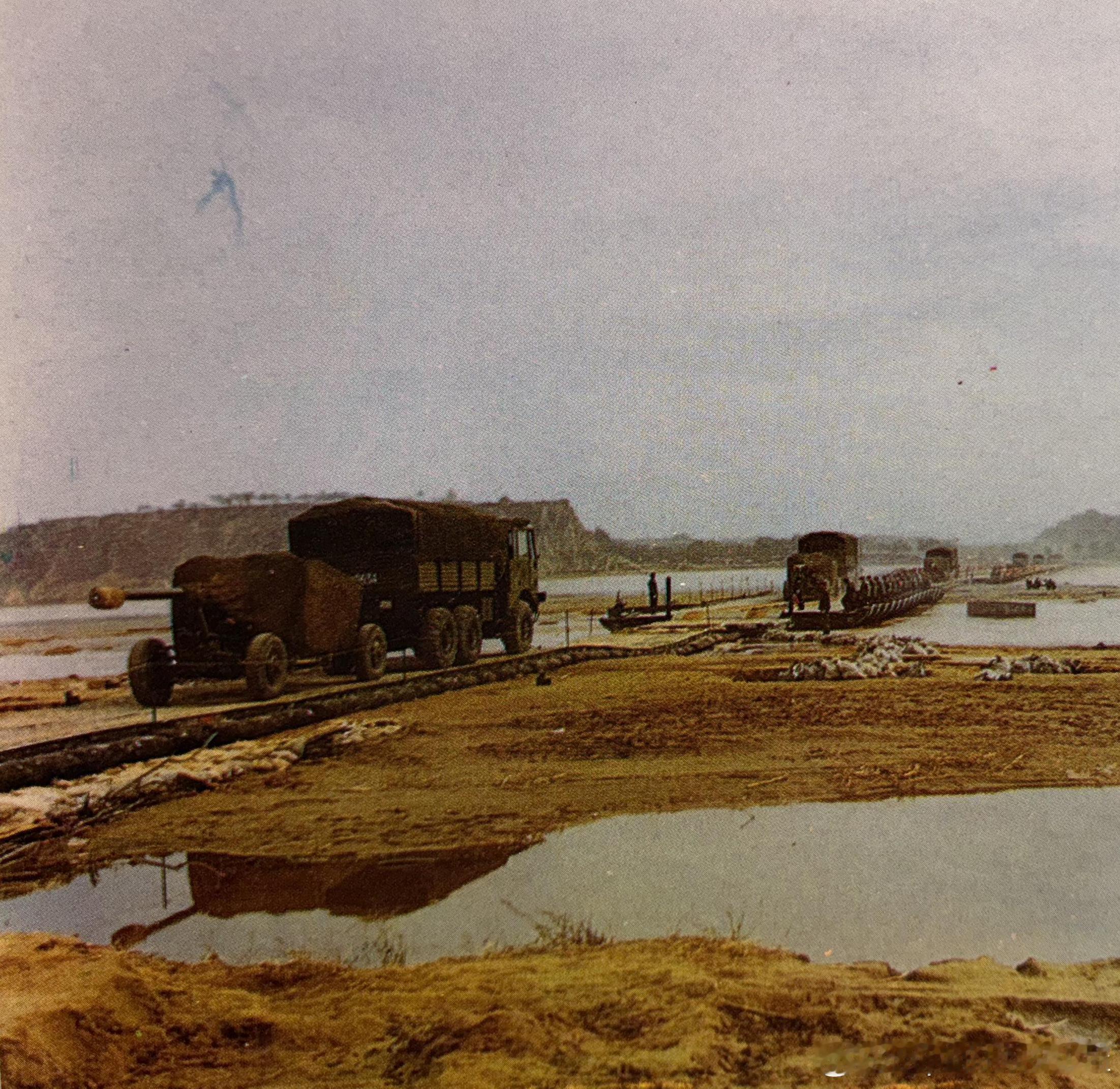 1984年在河南汜水的黄河上进行渡河器材试验。这是82式黄河岸浅滩路面器材、74