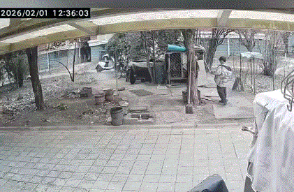 太惨烈了，近日，江苏连云港，两个孩子在小区放烟花时，不慎点燃了一个放在小区角落的