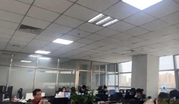 节前一位候选人因为别家公司多给了1500而鸽了我们后，hr总监指示利用假期时间可