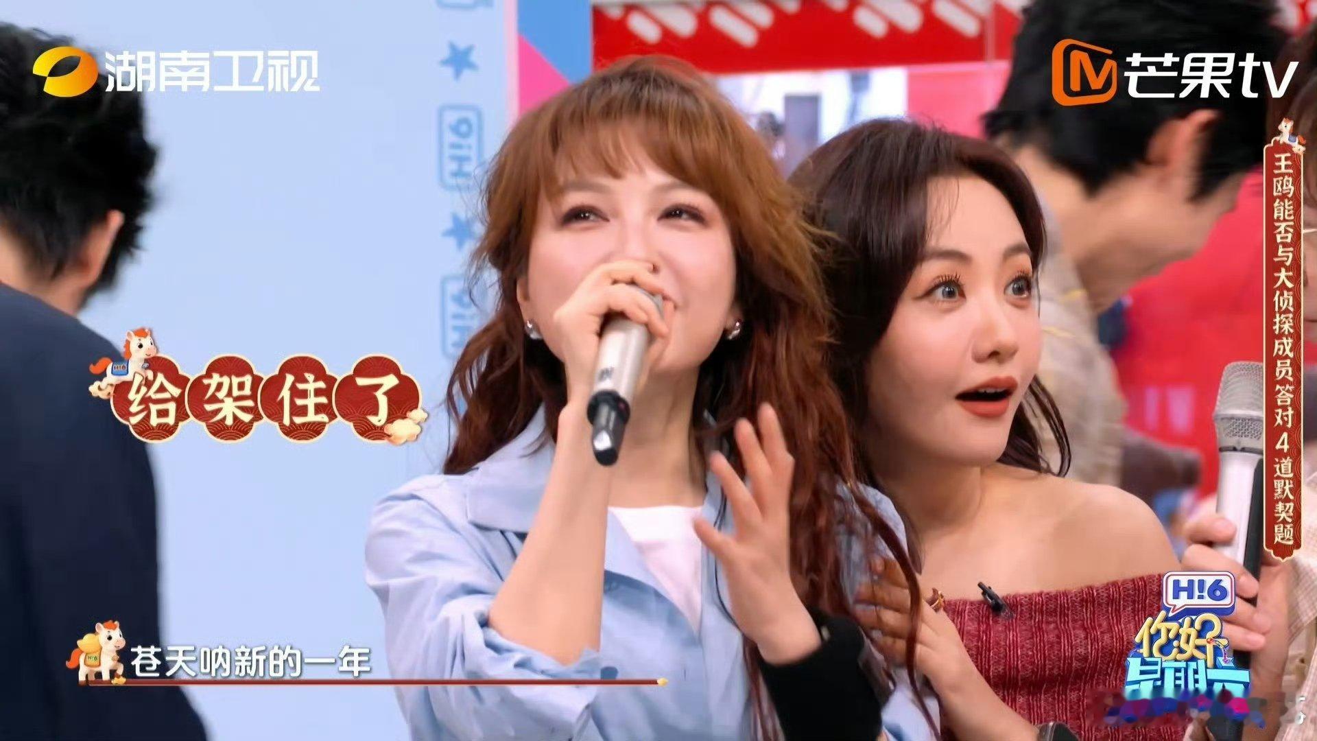 丁程鑫张颜齐好萌的两个人丁程鑫张颜齐顶着大眼蛙眼罩专注任务，可爱又搞笑，氛围感绝