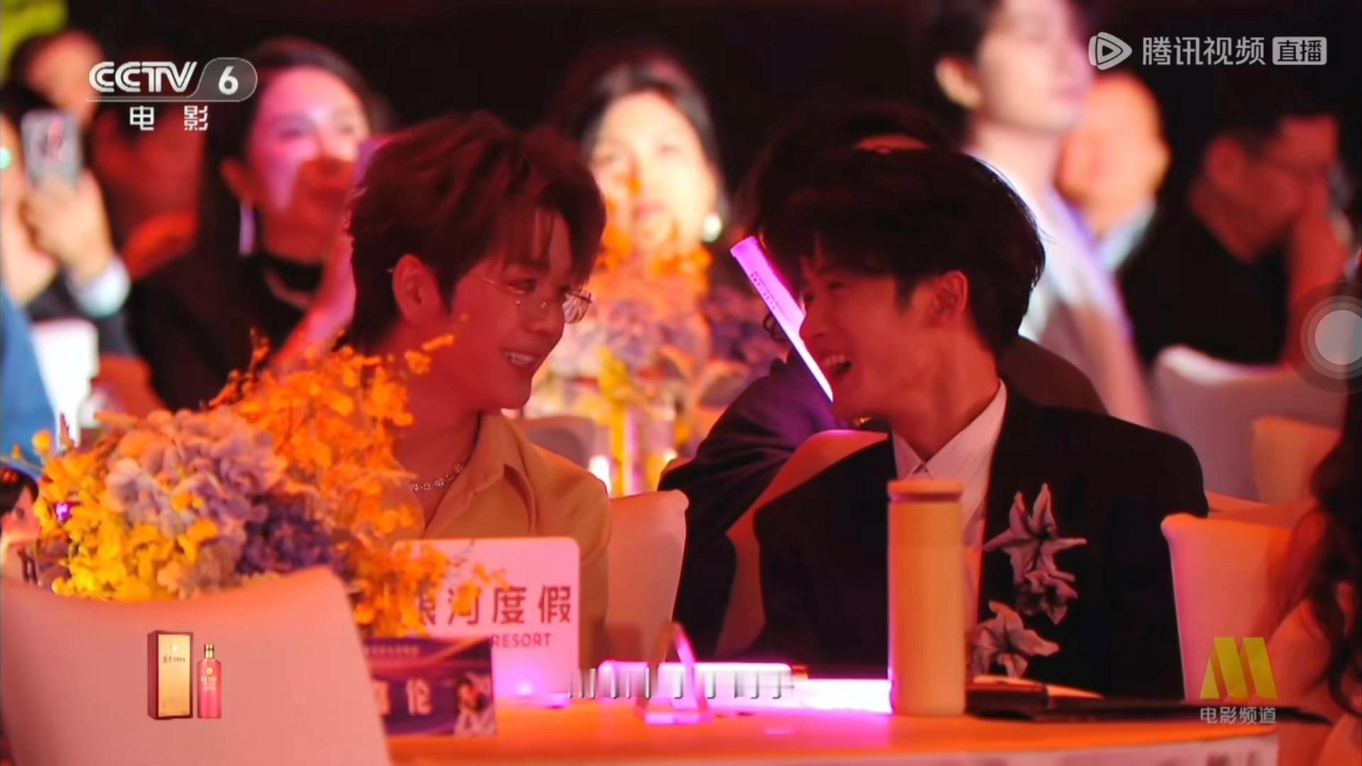 王栎鑫这是说了什么，让本来就笑眯眯的檀健次笑得更开心了！笑出猫咪纹的檀健次真的好