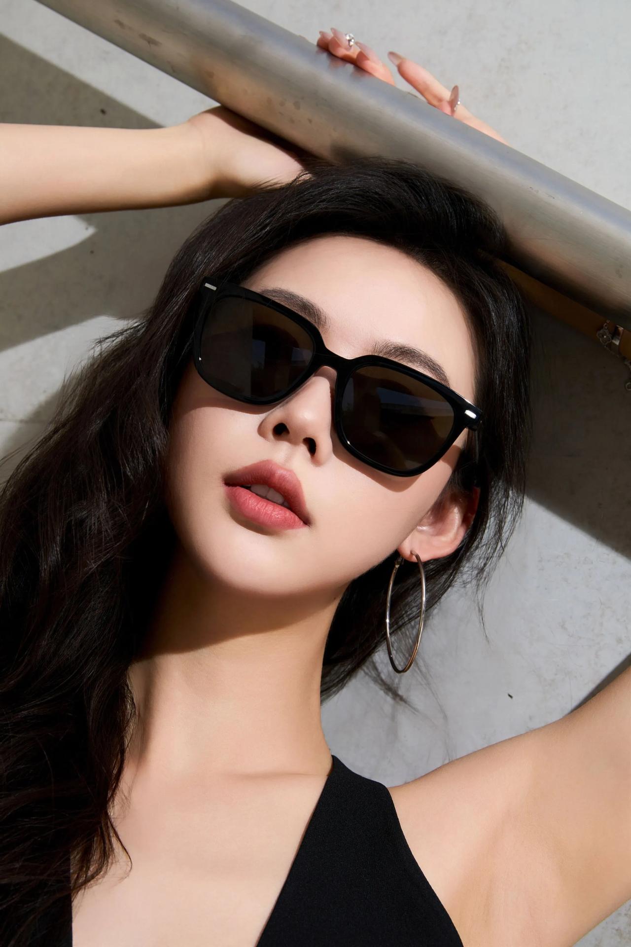 炎炎夏日，你们难道不想要一款智能时尚的太阳镜为夏日出行增添更多乐趣？华为智能眼镜