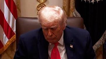 特朗普的民意考卷惨不忍睹！

58%的选民排队砸出红牌，打破第二任期挨骂纪录。