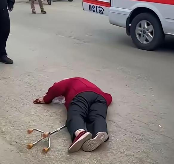 杭州62岁阿姨摔倒躺在路边25分钟，路人不敢上前搀扶，救护车接进急诊，她一口咬定