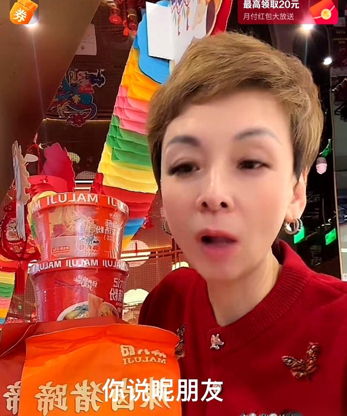 张兰手下的洋洋，直播间里被人当面“审问”了。
就因为前阵子年会上，她当着所有人的