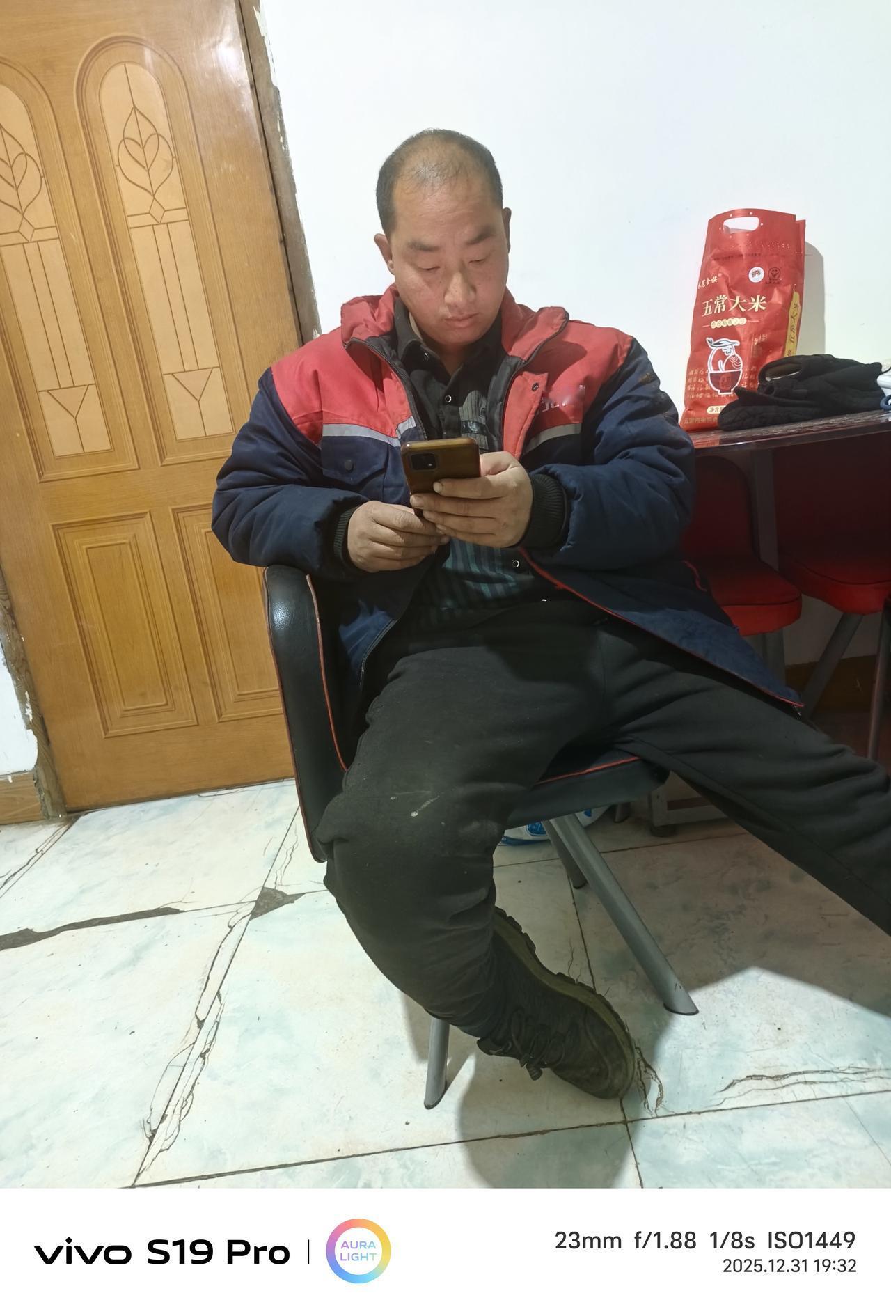 三蛋虽然是典型的守财奴，但是还是很喜欢喝酒的，想喝酒又舍不得买，于是他就会想法蹭
