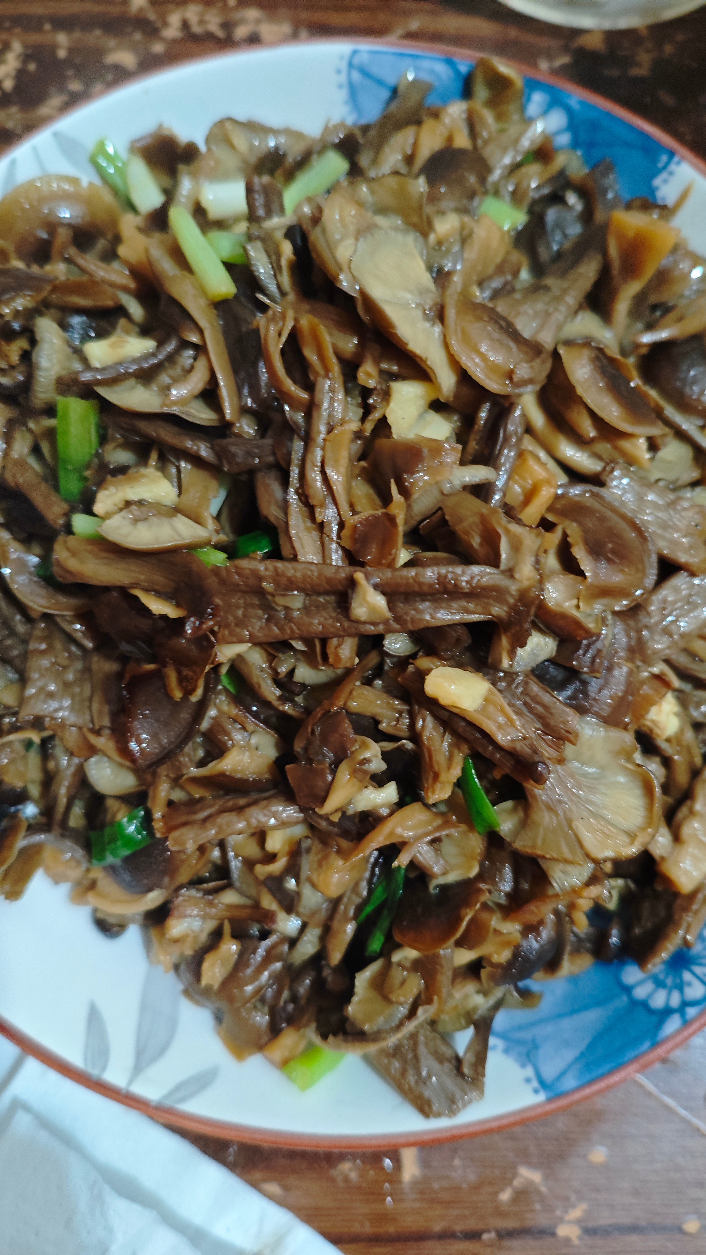 午餐，炒冬瓜，清炒鹿茸菇，鸭血粉丝炖老鸭汤，我爸放了蛋饺，晚上做了三杯柠檬汁。炖