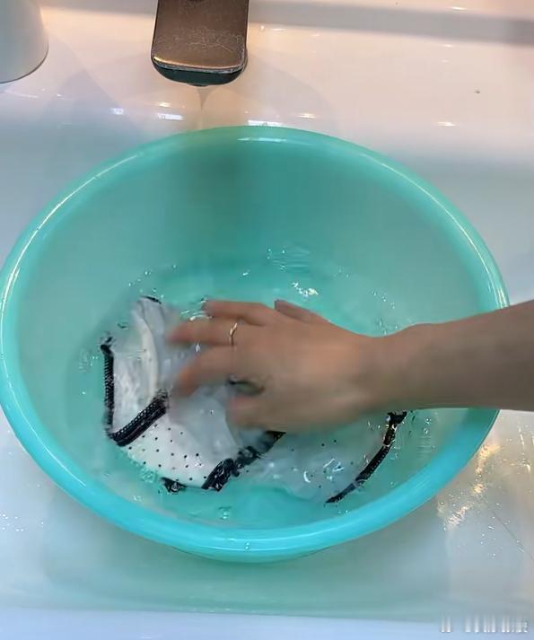 内裤不换到底能有多脏 你想啊，一条穿一天的内裤，平均沾着0.1克粪便，里面可能藏