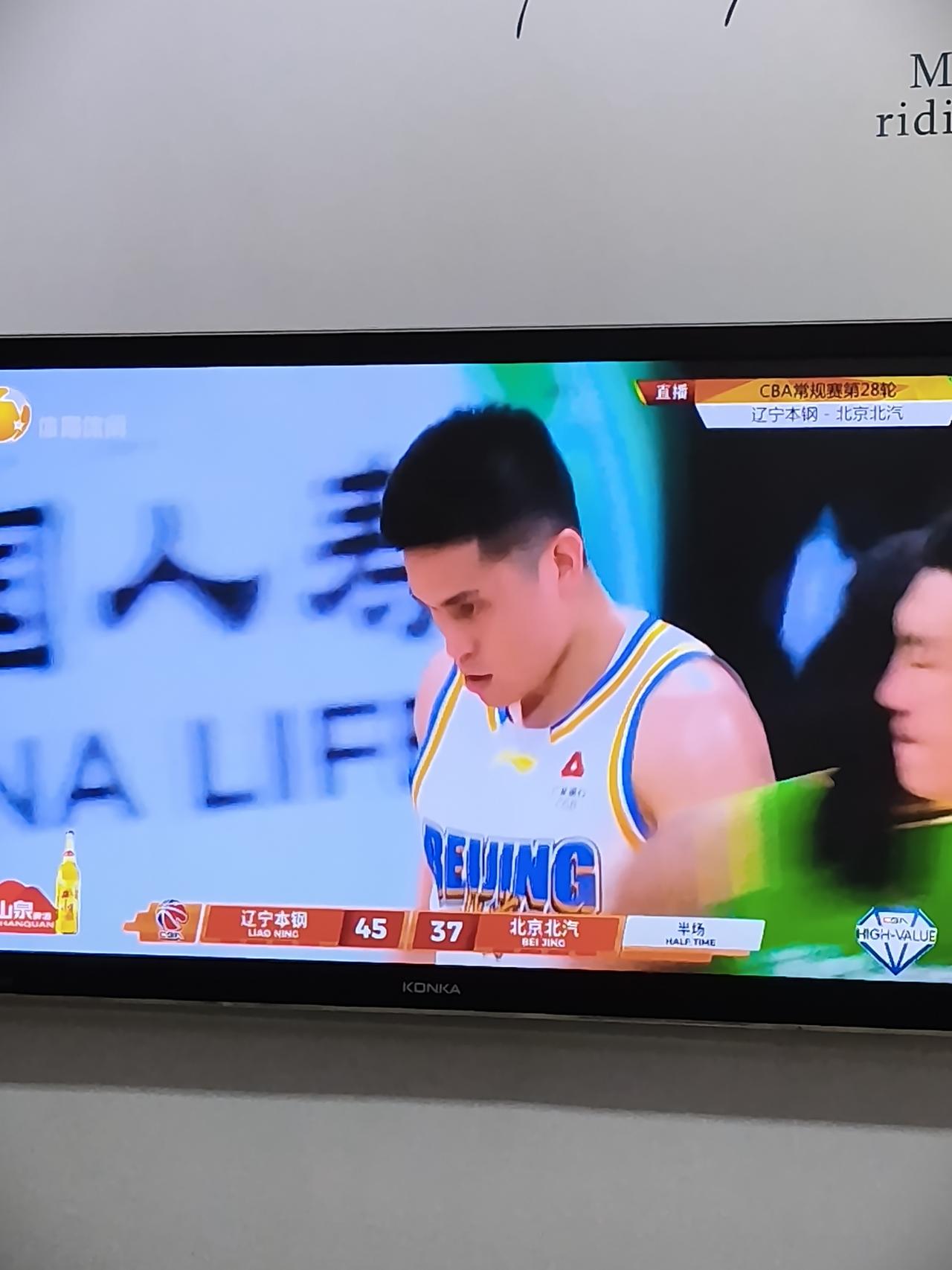 球迷瞩目的CBA第28轮辽篮对北京北汽半场结束了45：37辽篮暂时领先。
   