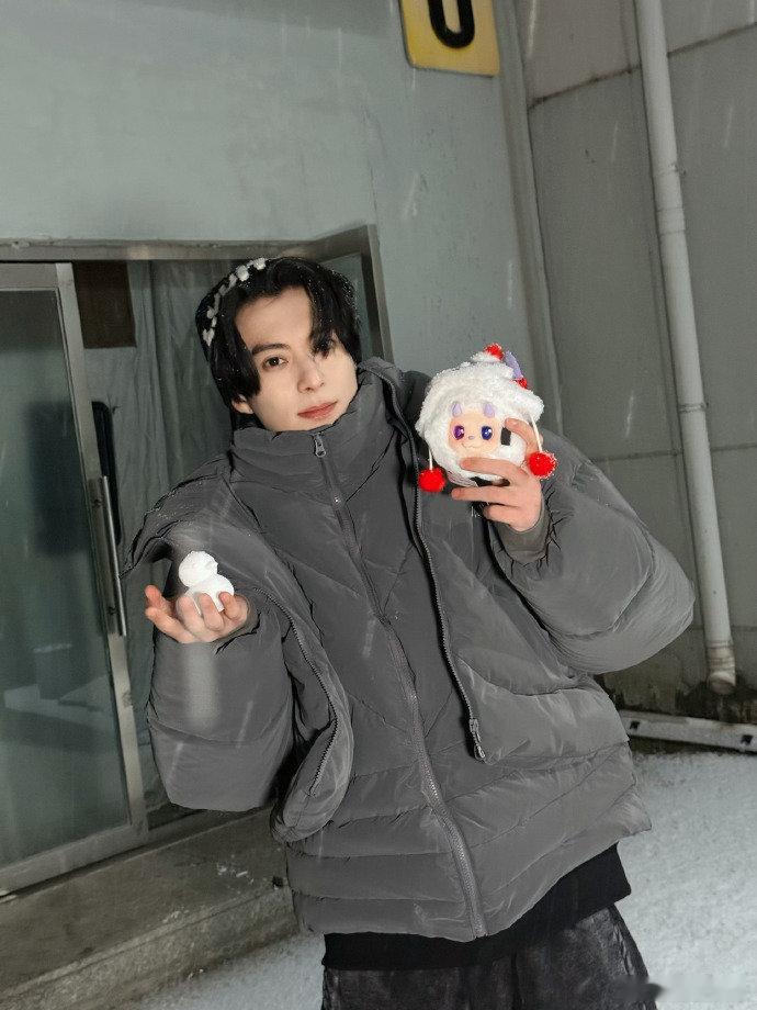 王鹤棣初雪晒照 初雪仪式感拉满！棣棣分享的初雪照里，小雪人小小的一只超萌，瞬间 