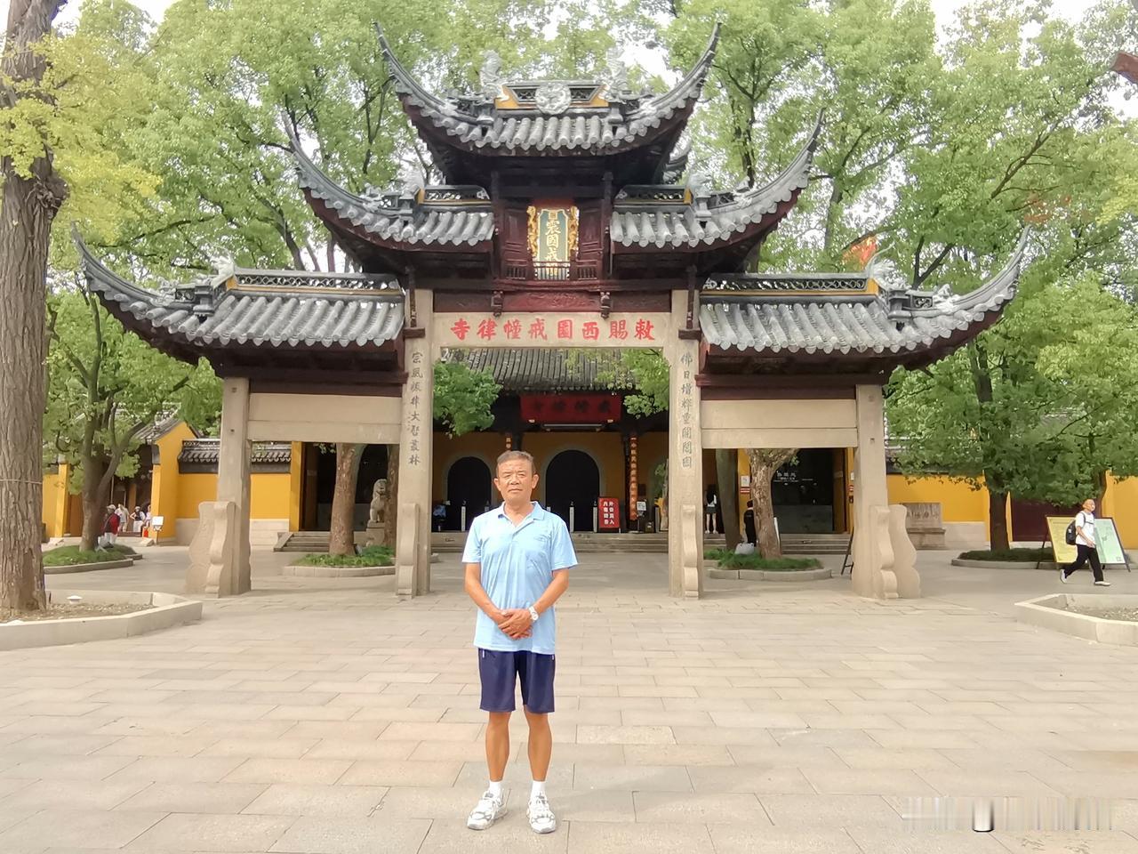 苏州西园寺就是戒幢律寺，位于苏州市姑苏区留园路西园弄 18 号，平时门票只要 5
