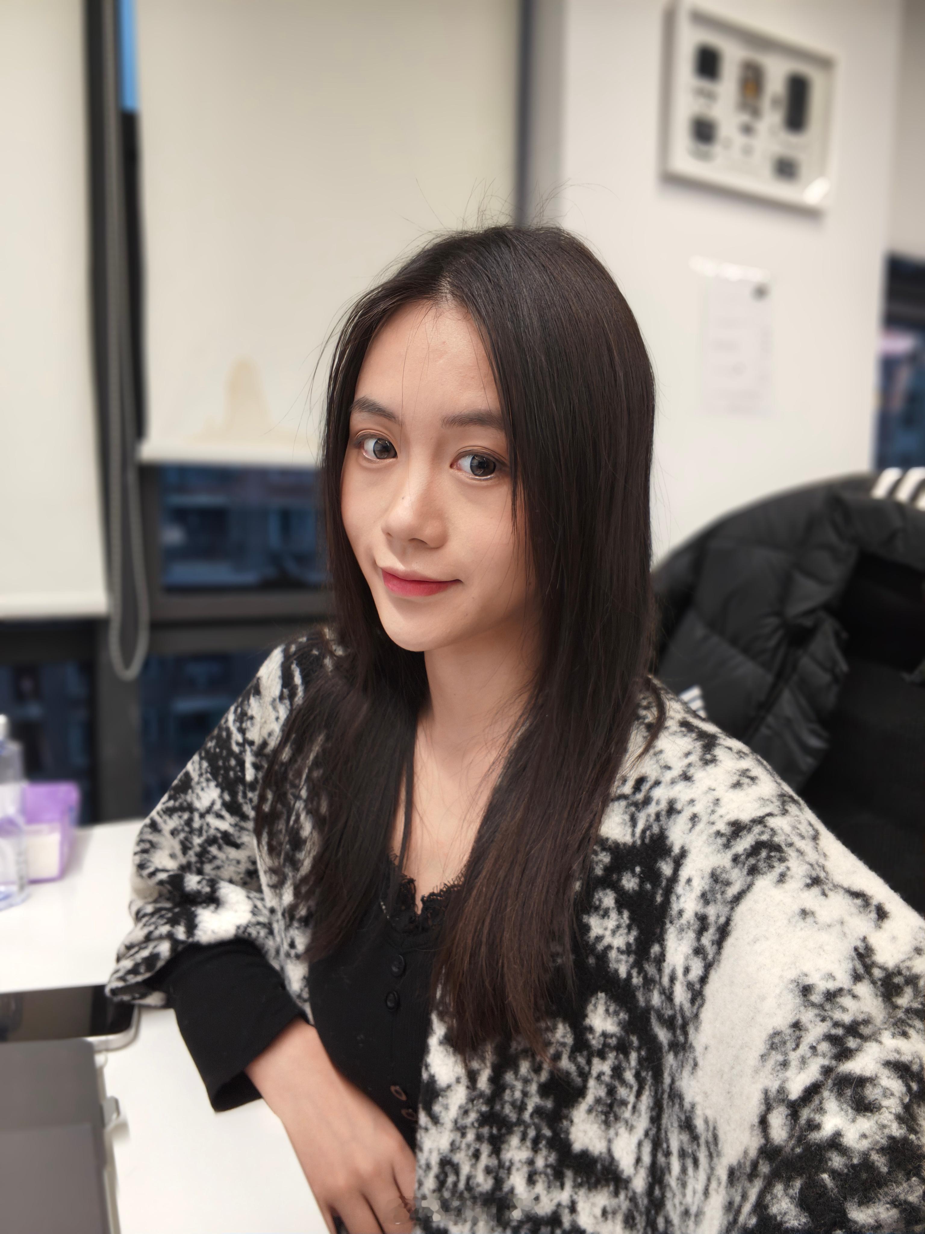 有小伙伴问我豆包手机拍照怎么样？来一张自拍📷感觉有一种早期安卓的影调感满分五分