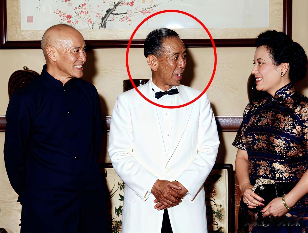 猜猜蒋介石两口子中间这个人是谁？

这个人叫岸信介，照片拍摄于1957年6月，地
