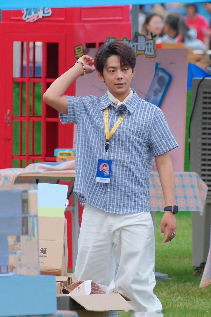 丁真宇宙帮帮忙 看来刚从山上下来还是觉得热啊，丁真珍珠的自制小汗巾又上线了
