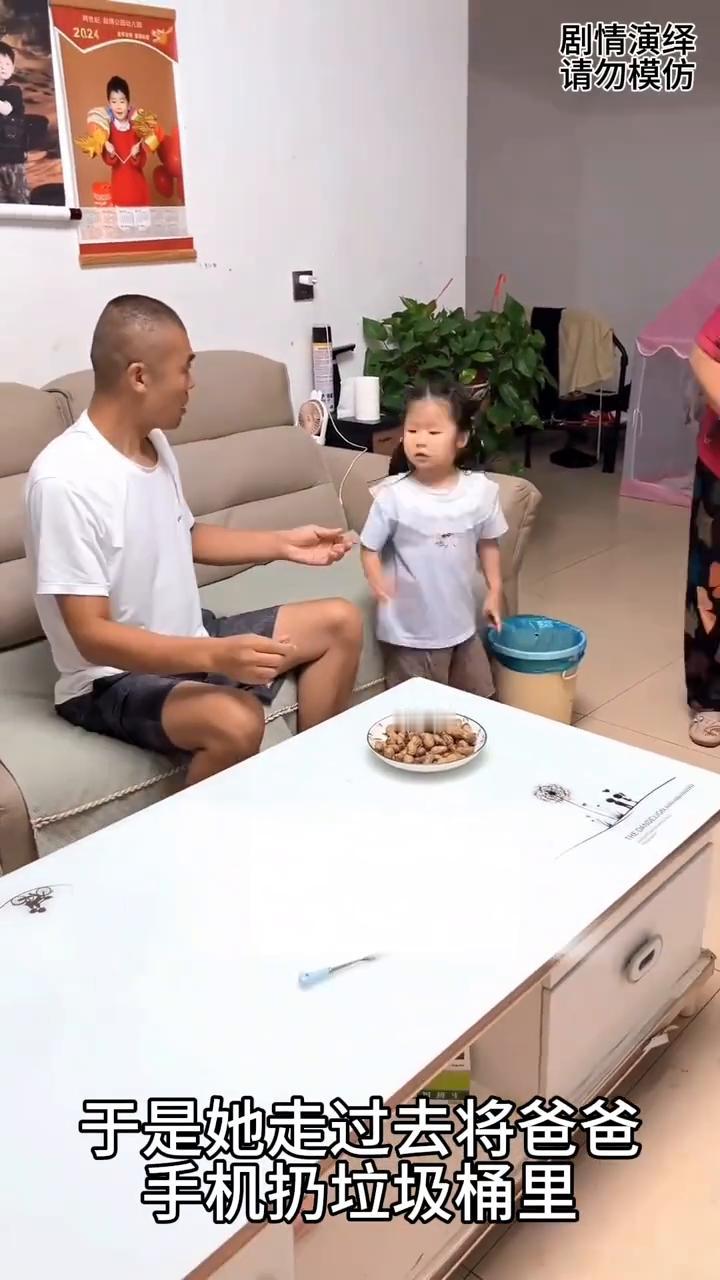 母亲扫地时儿子往地上扔花生壳，下一秒孙女的做法太有才了。
奶奶正在扫地时，谁知旁