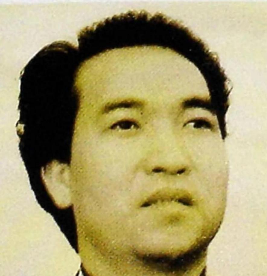 他放弃中国国籍，转头加入英国。在英国，他打扮成乞丐，四处捡废品，引人嘲笑。谁料2