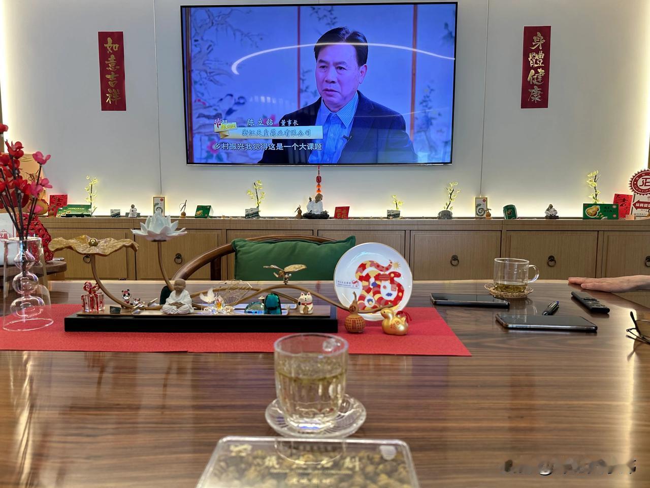 浙江富商谈“6小龙”
今日与浙江富商一同饮神仙水（石斛水），吹天堂牛（人间天堂）