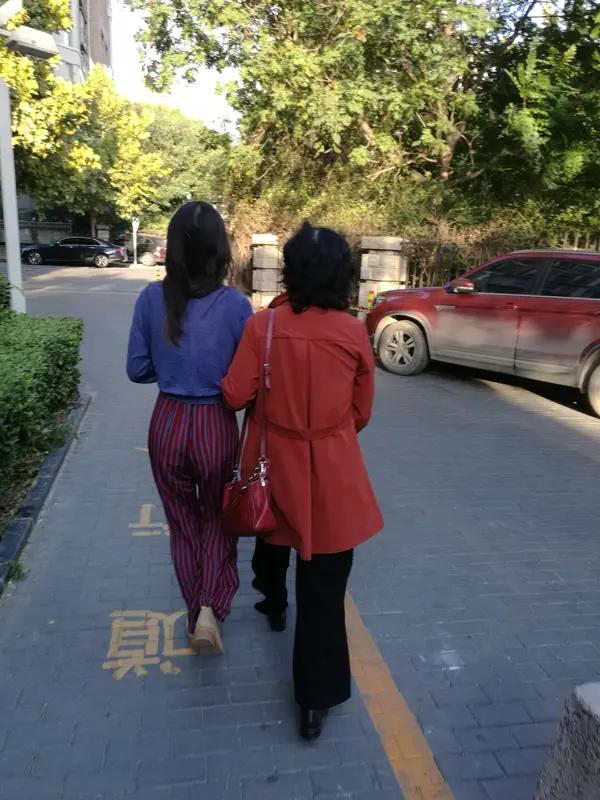 72岁老太陪42岁女儿补过六一 72岁老太陪42岁女儿补过六一，这画面太暖心啦！