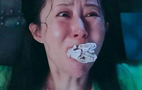 1182年，名妓严蕊被朱熹抓进大牢，狱卒将她扒光露出白皙的身体，随后强迫她趴在冰