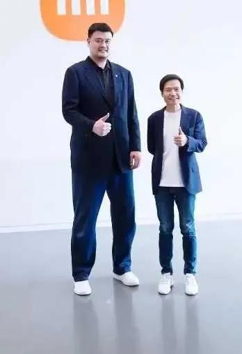 雷军和姚明同框出镜！
大姚球员时期身高2米26，雷军自称1米81！
从合照来看，