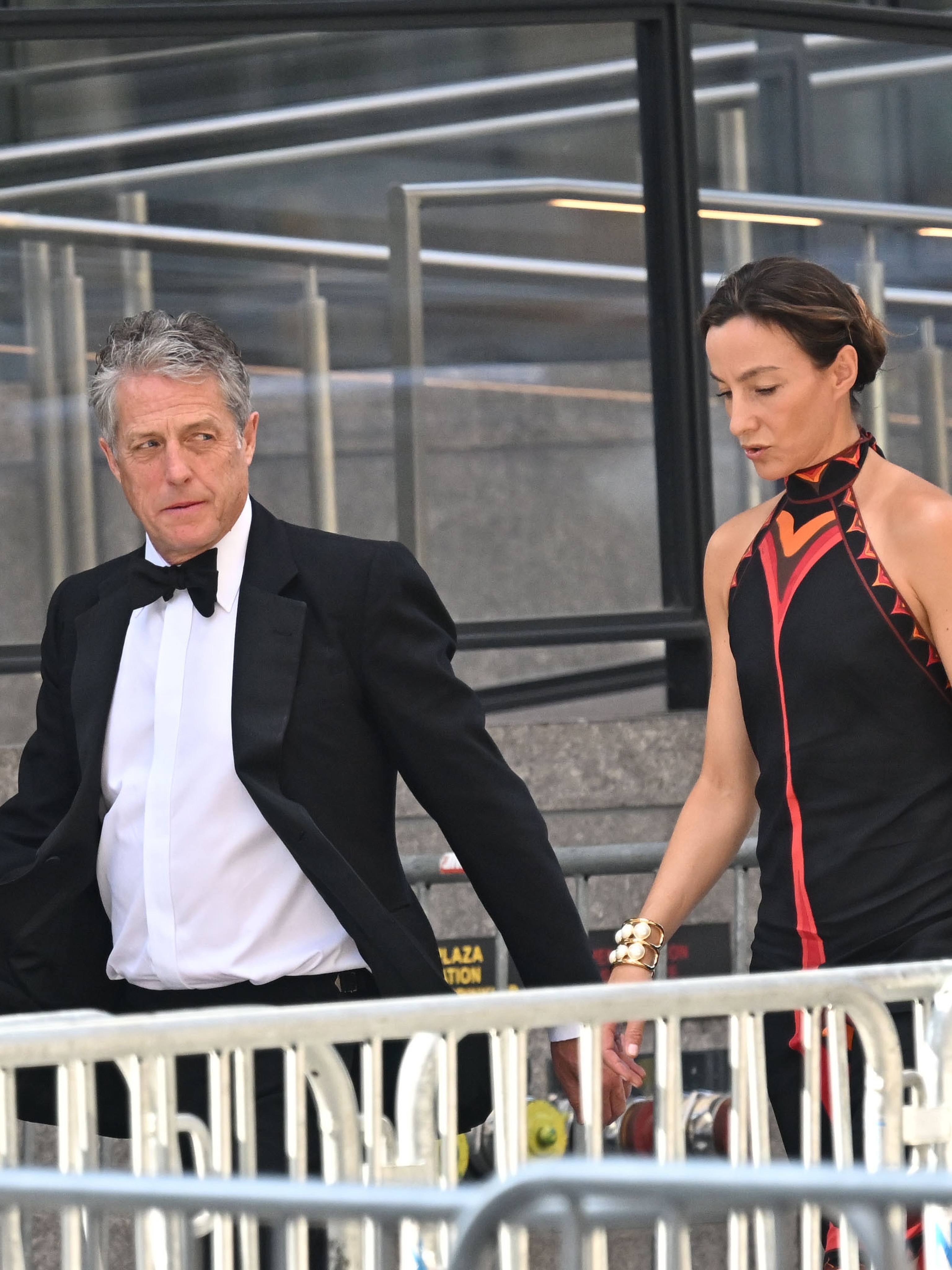 外媒拍到大批明星宾客动身赴宴参加霉霉的婚礼包括Gigi Hadid、布莱德利·库