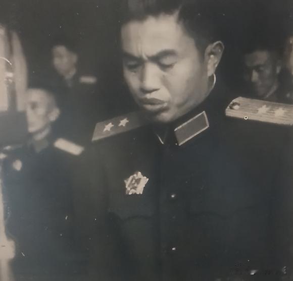 1976年，皮定均司令视察到一处村庄，一派安居乐业的景象，可正准备离开时，他无意