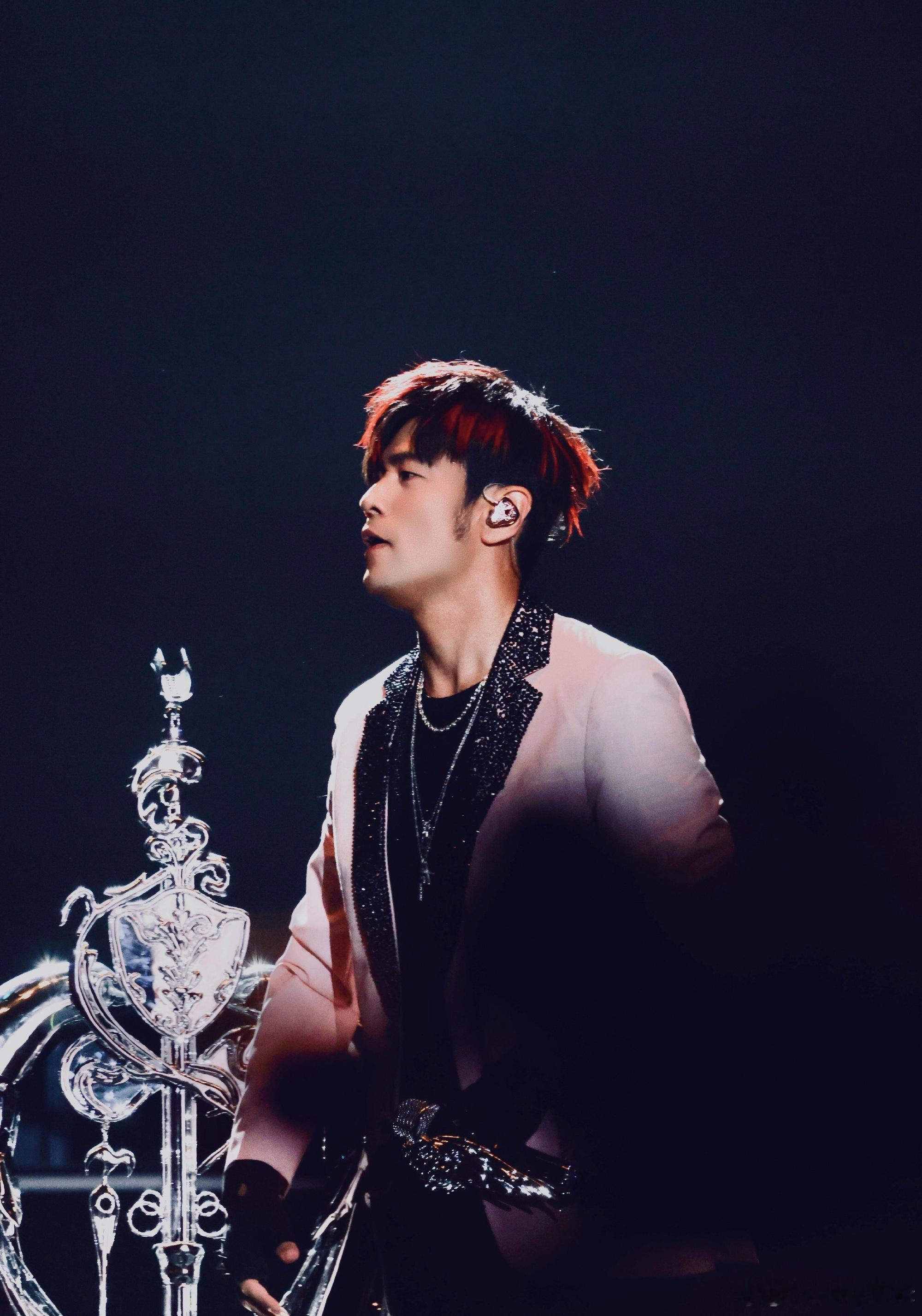 内娱还在靠上世纪末的老人撑着 笑中带泪，内娱的舞台已然成为老将们的天下，年轻一代