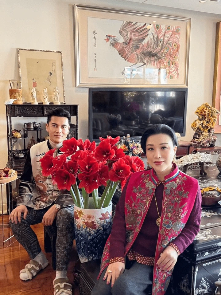 68岁吕良伟豪宅内景曝光！名画古董摆满屋 尽显奢华 	 68岁的“不老...