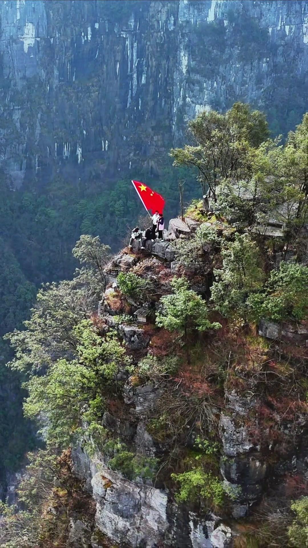 在大理古城的清晨，阳光透过古城墙的缝隙洒下，青石板路上的行人悠闲走过，这一刻时间