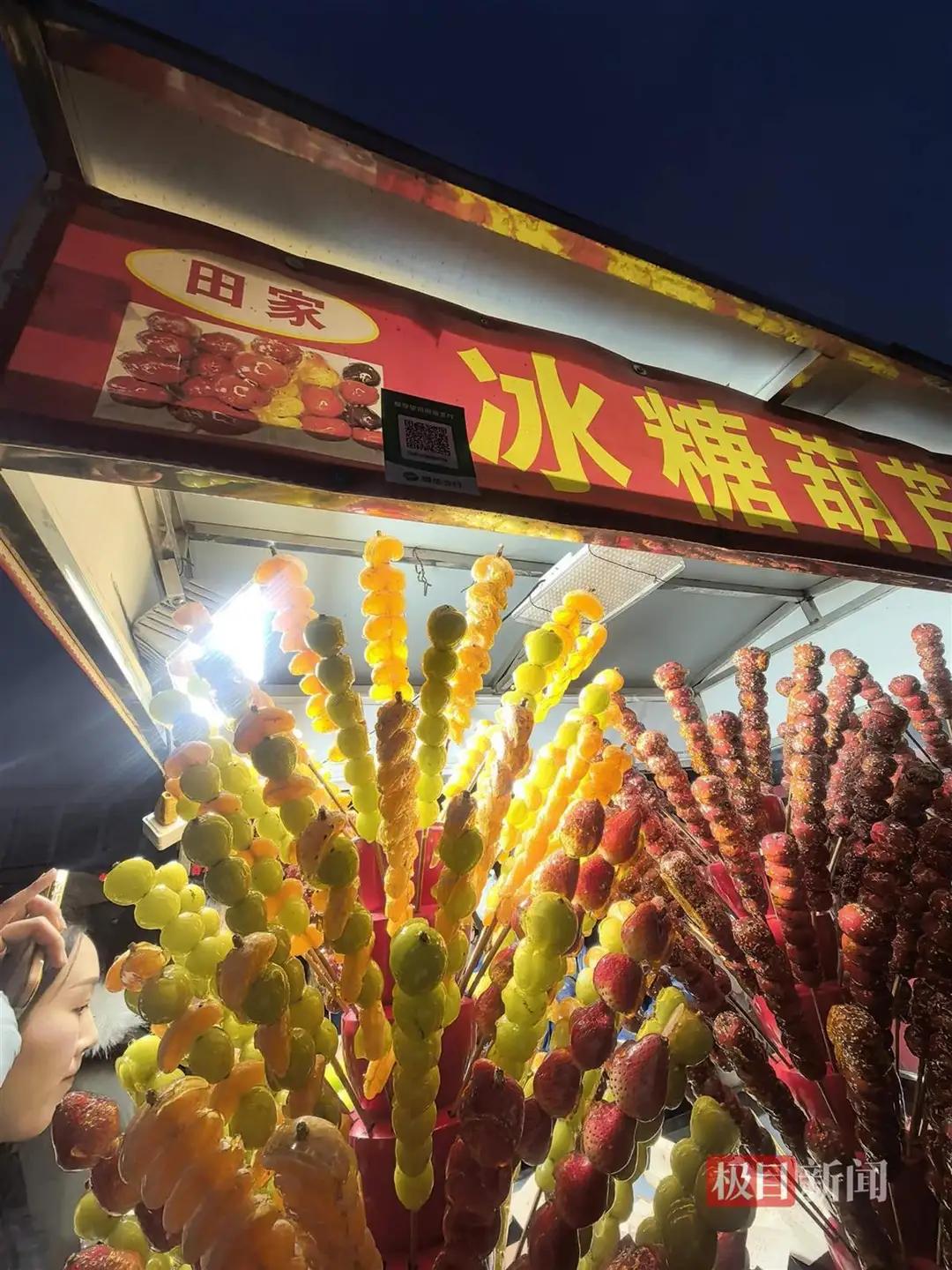 感动哭了，山东东营一位男子生下了一个女儿两个儿子，本来三个孩子年龄挨得很近就使得