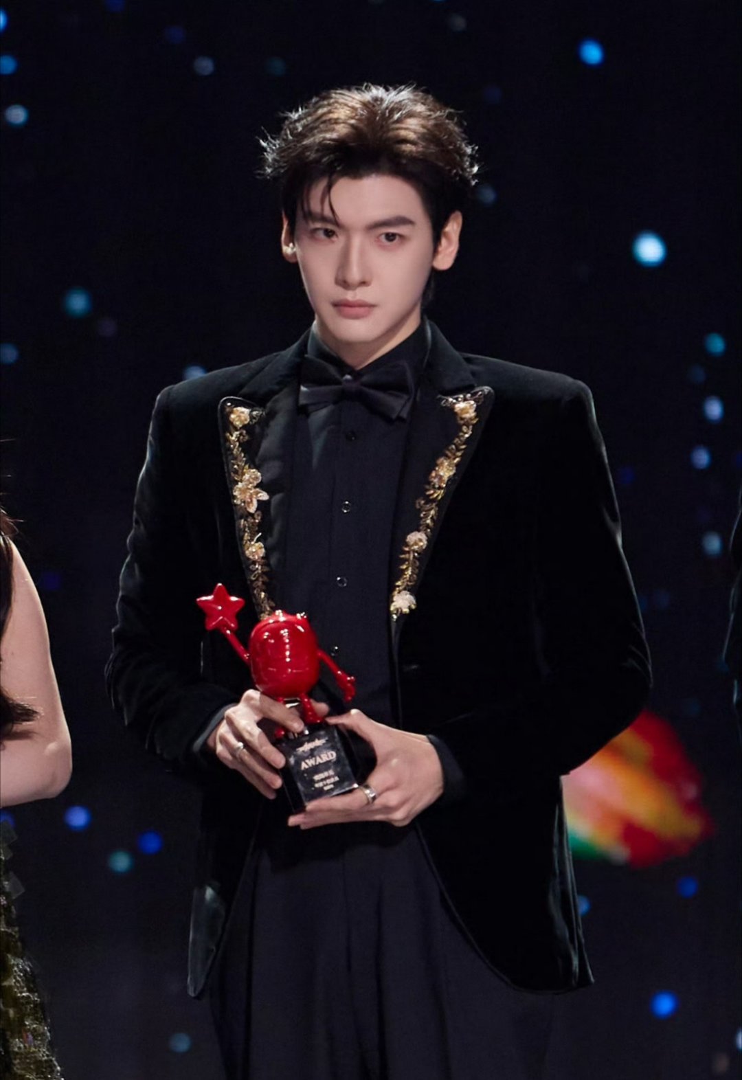 祝青年演员翟潇闻以后会拥有无数个意义非凡的一年！你好帅你好棒！演员翟潇闻会有光明