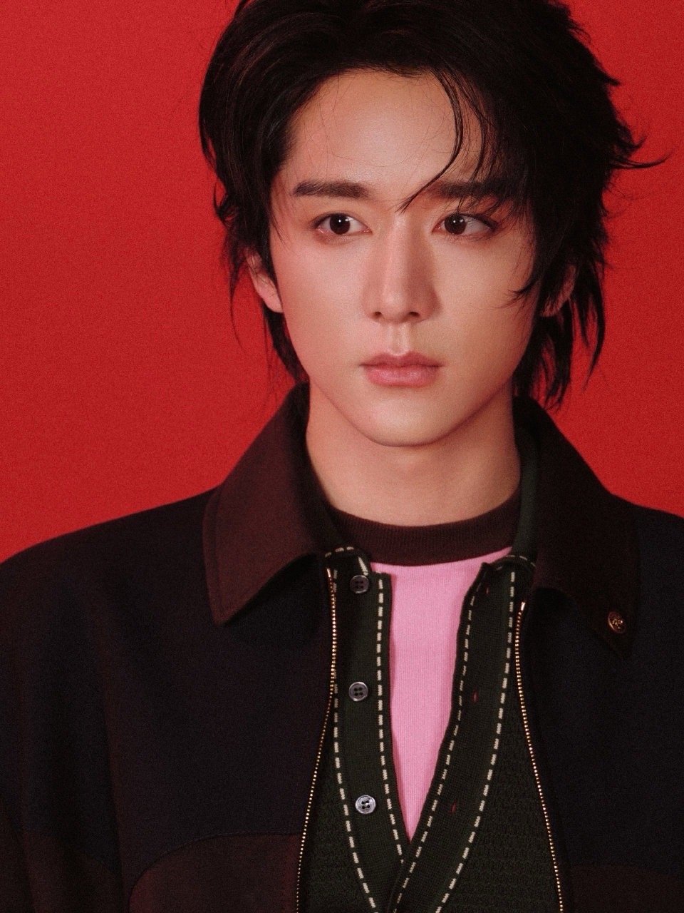 张新成 内娱第一组马年大片张新成首组马年大片释出！黑色夹克搭配粉色内搭少年感拉满