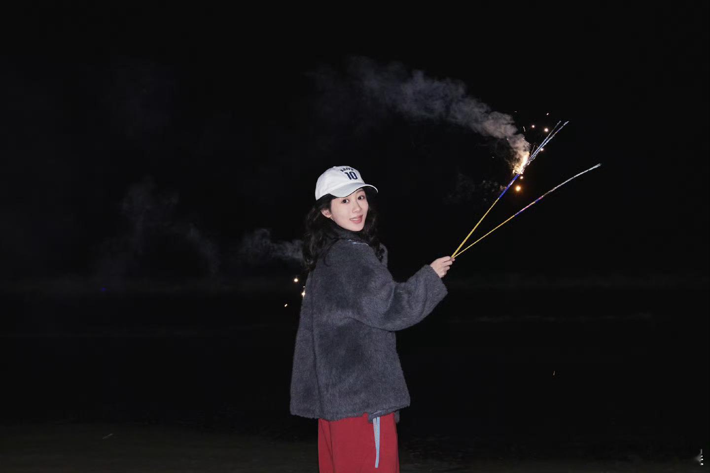 杨紫海边放烟花碎片杨紫烟花碎片杨紫海边放烟花碎片，好看，