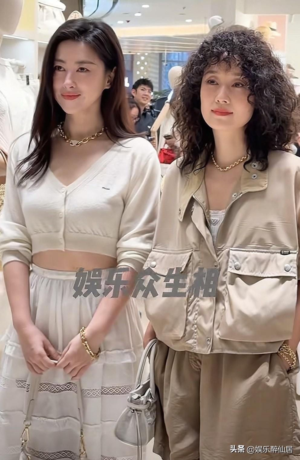 年纪大了怎么打扮好像都有一种“老态”的感觉呢？
比如马伊琍这次把头发烫炸毛，以为