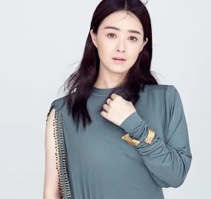 蒋欣的衣服，起球了，像地摊货，不由得想起了《欢乐颂》里的樊胜美，衣服很多，全是地