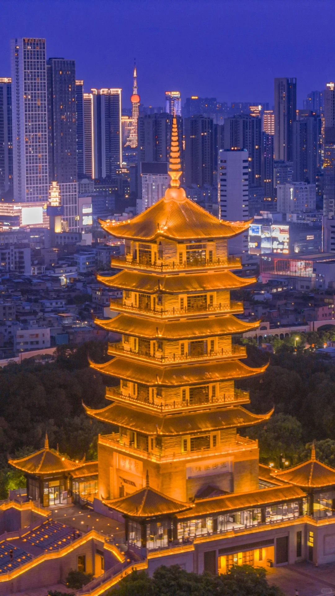佛山雷岗公园的魁星阁，和佛山电视塔同框