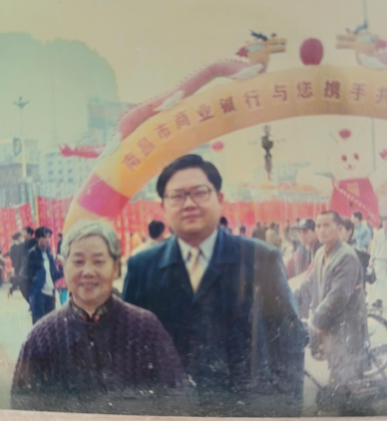 很多人都说老王92年就去了深圳，那时候深圳遍地是黄金，肯定是发了财。

这个话说