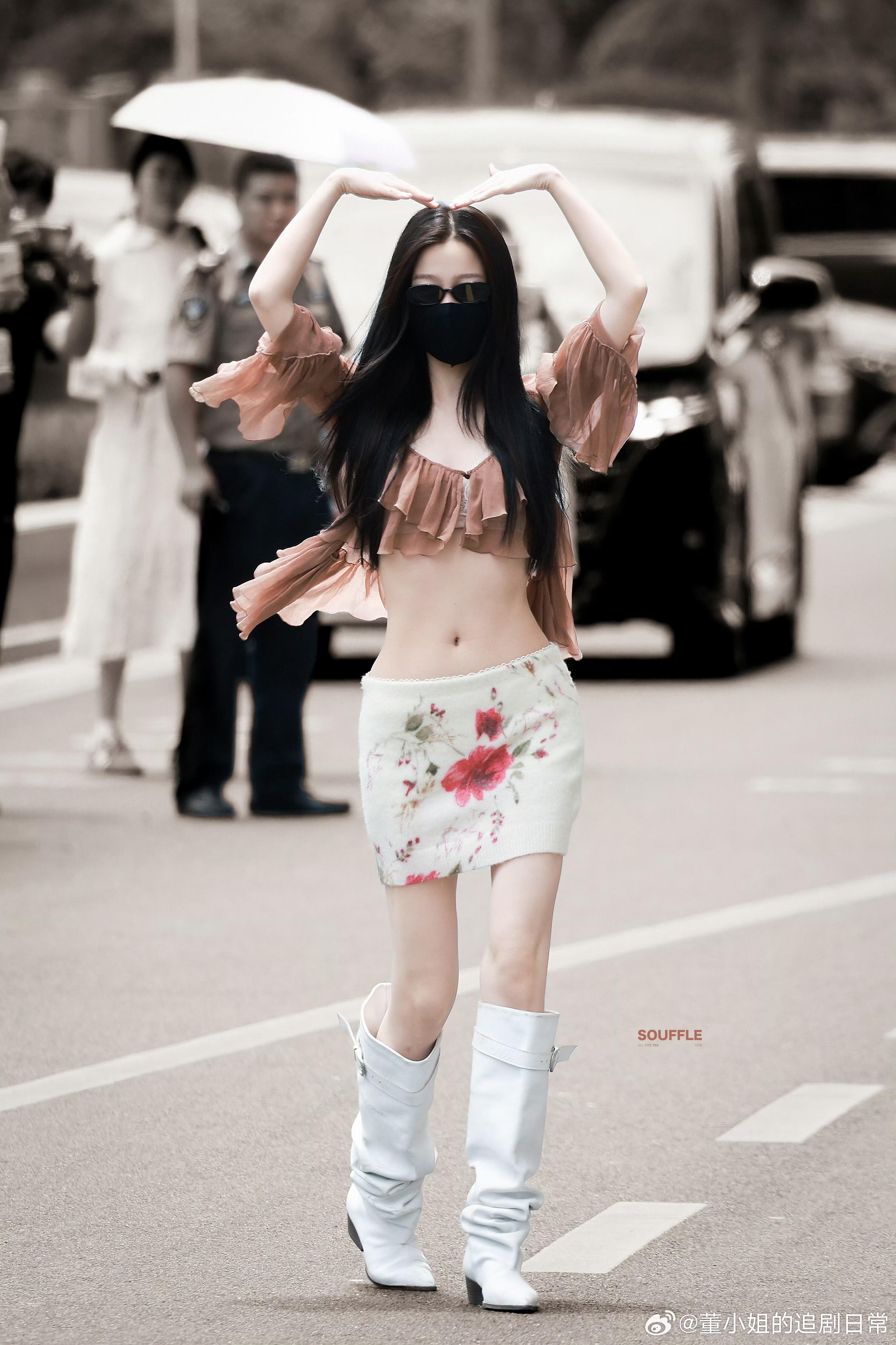虞书欣姐感辣妹姐姐的腰不是腰，是把夺命🔪今天的欣欣子完全辣妹出席，好浓的姐感昨
