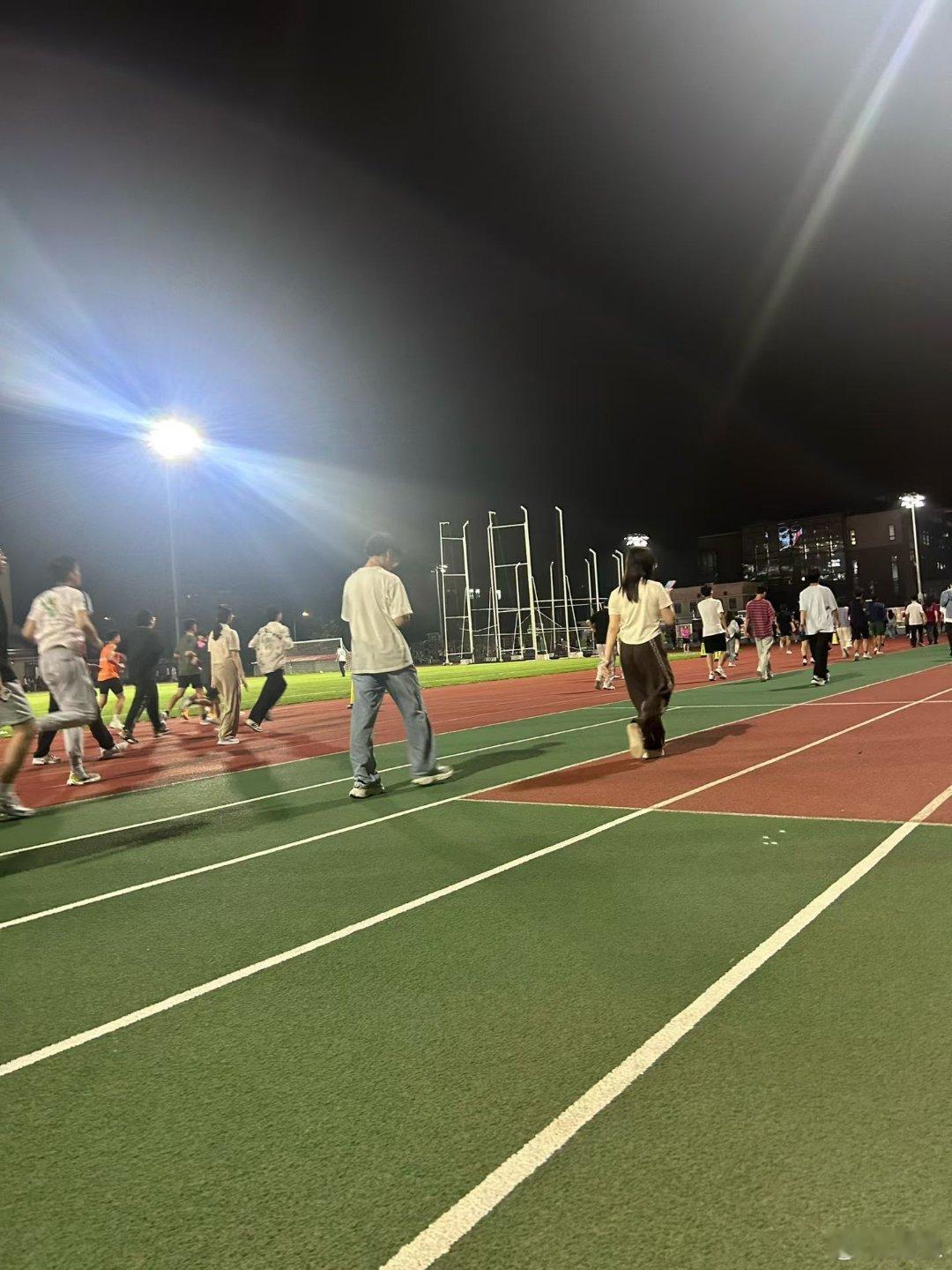 3小时从北大跑向丹麦该夜跑活动是北大延续多年的校园文化项目，单场平均参与人数超1