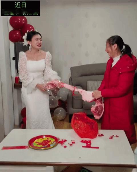 新娘嫁人，要离开娘家了，不知道这是啥风俗，大喜日子搞个猪肉骨肉分离，整得母女两人
