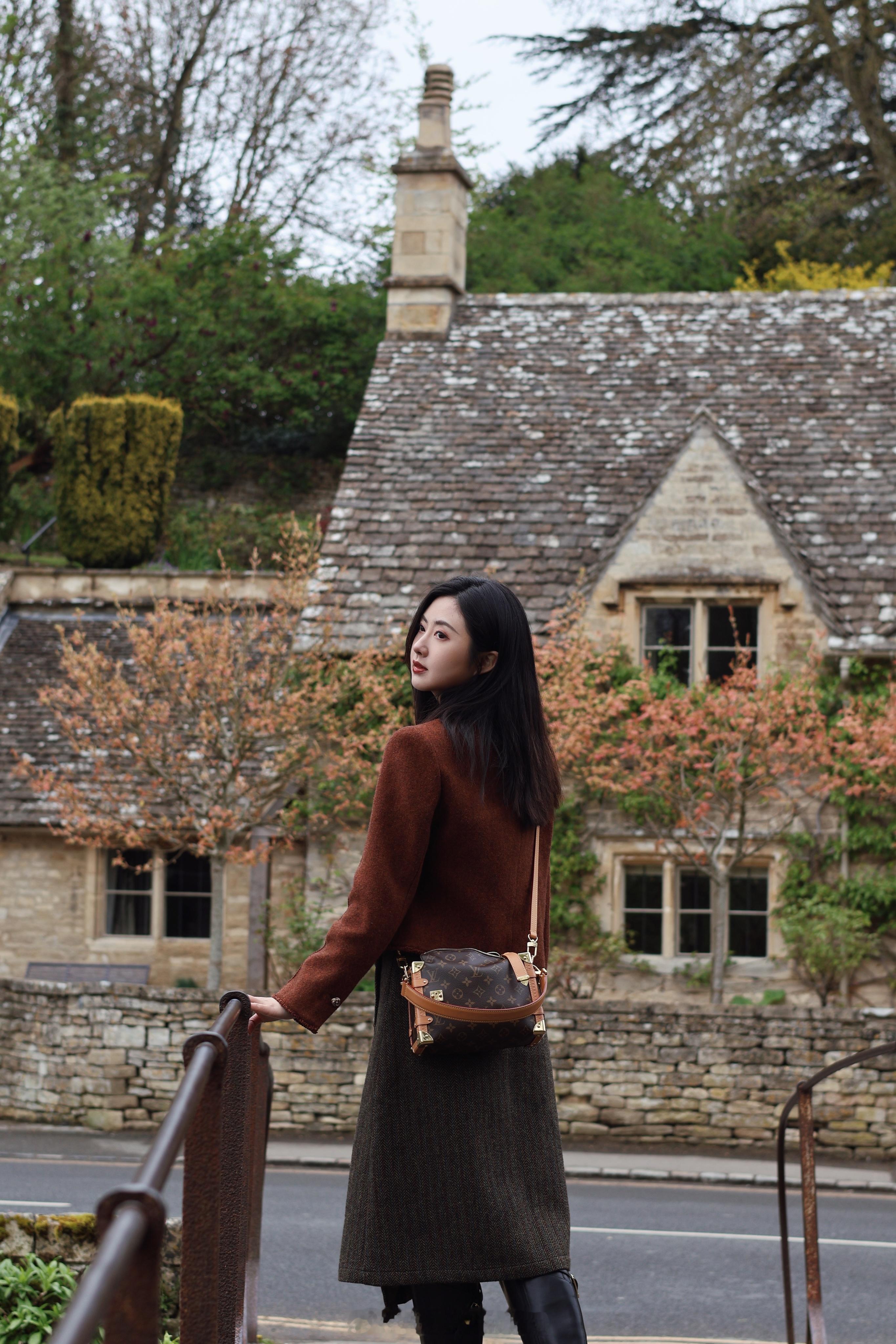 Cotswolds and Oxford行驶在乡间小路 一路都是开满花的树  ​