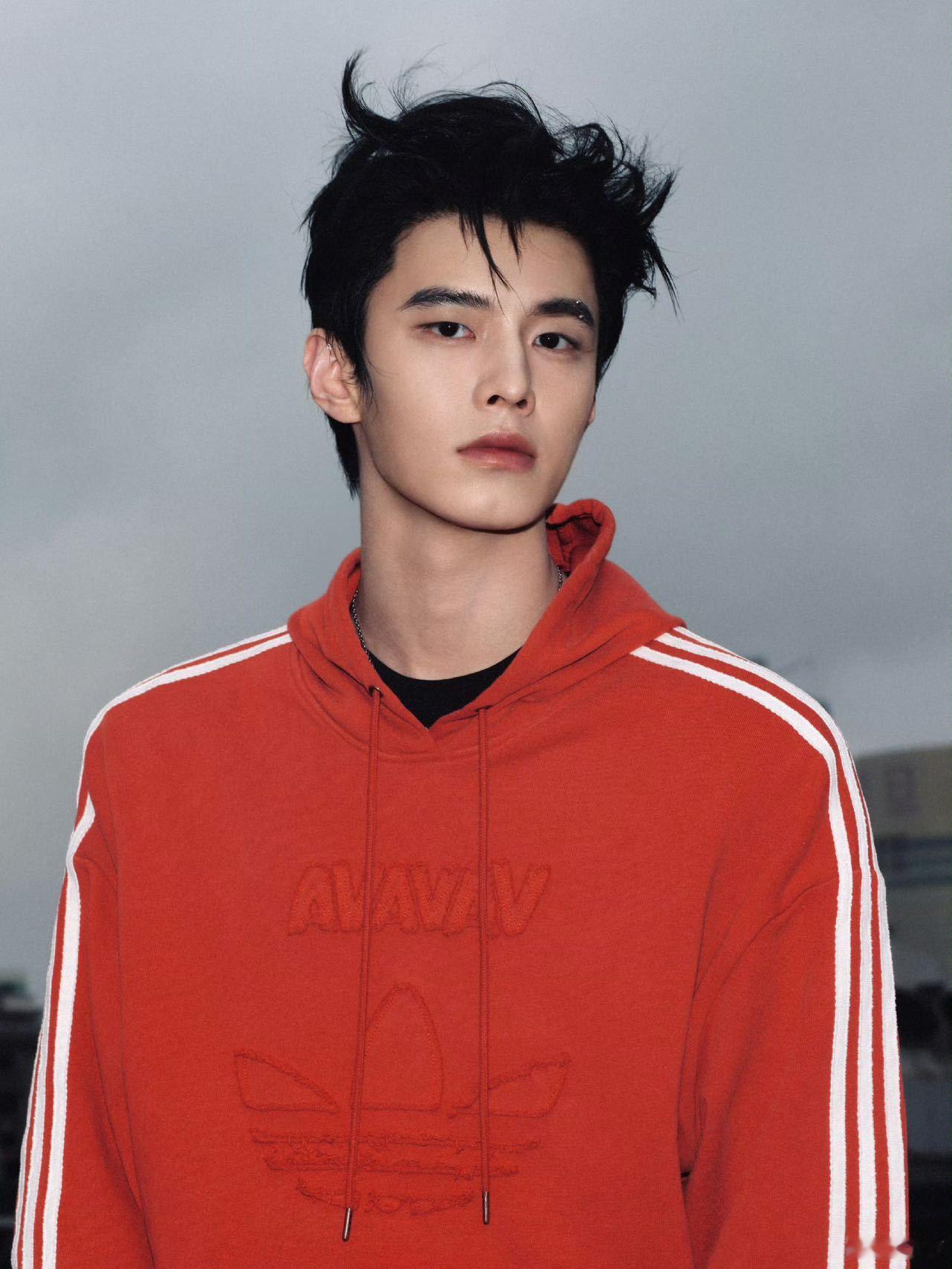 官宣阿迪达斯品牌代言人 ，来自新生代演员何与的商务版图新惊喜 ！近来凭借《与凤行