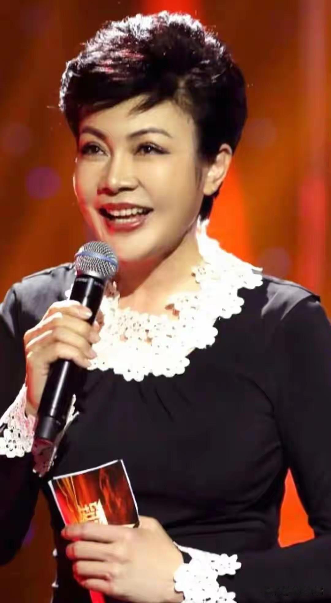 66岁没结婚没生娃，收到几百封信喊她“妈”，这个主持过三届春晚的女人到底做了什么